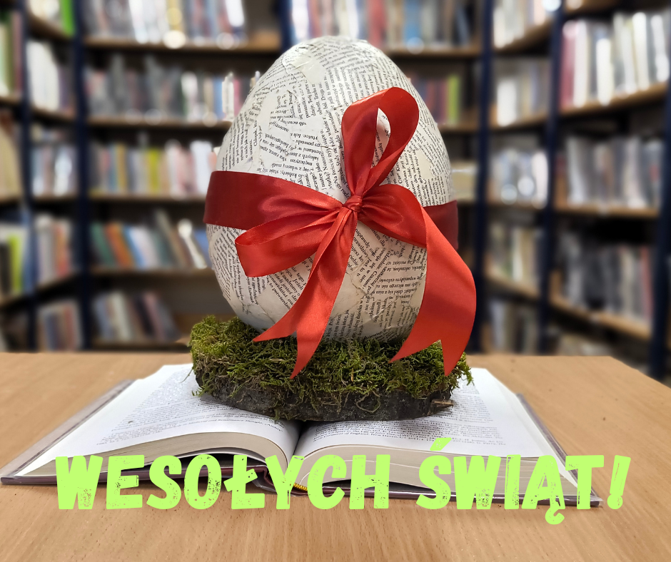 Wielkie jajo przewiązane czerwona kokardą na tle regałów bibliotecznych. Napis" wesołych świąt".