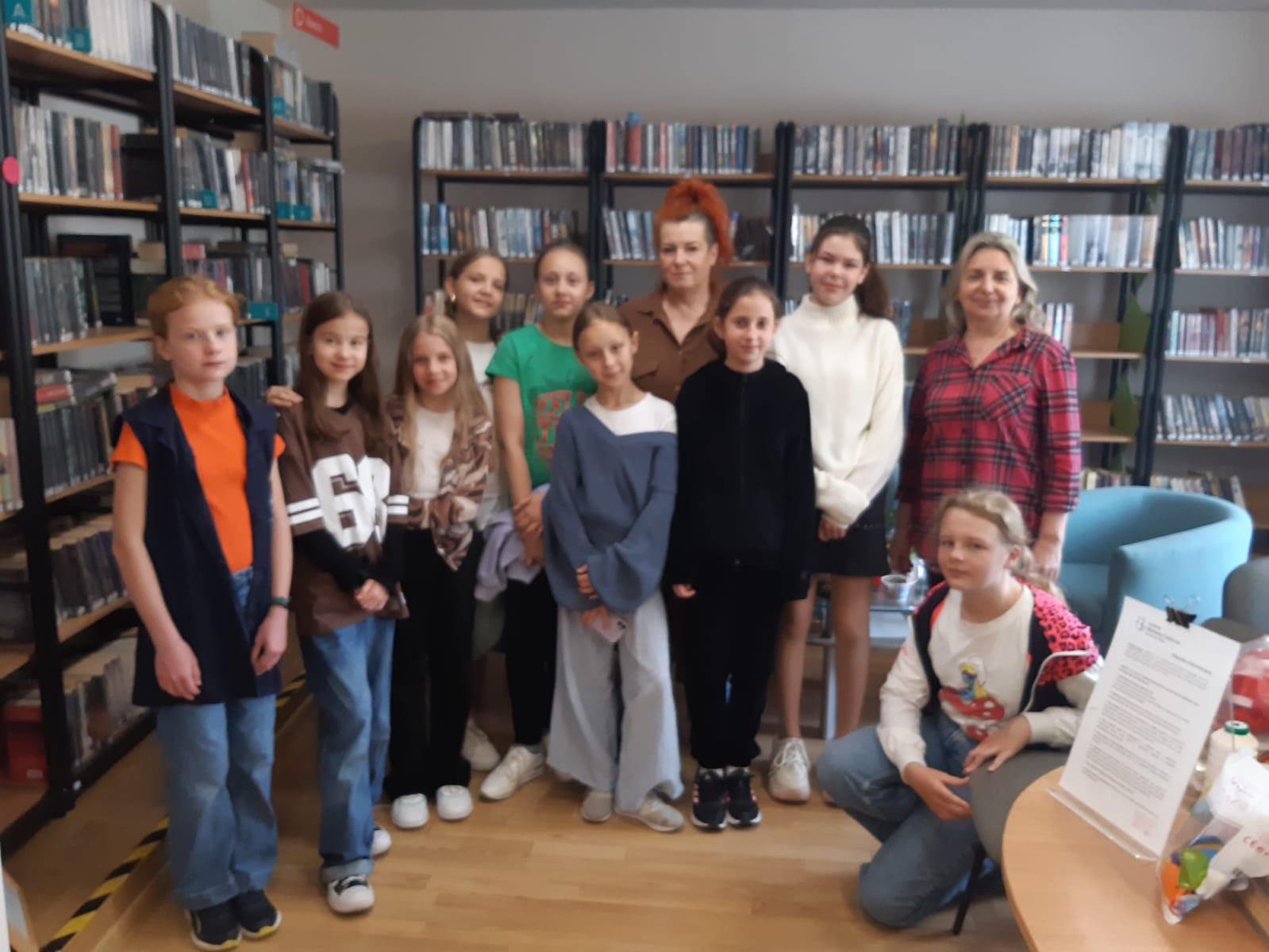 Młodzież ze szkolnego  kółka bibliotecznego odwiedza naszą bibliotekę!